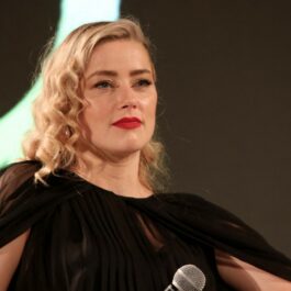 Amber Heard, într-o rochie neagră, machiată și coafată, la un festival de film