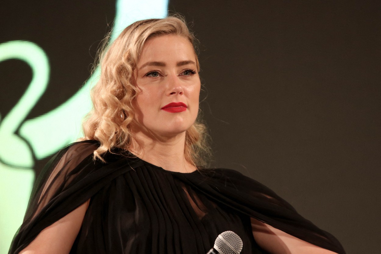 Amber Heard, într-o rochie neagră, machiată și coafată, la un festival de film