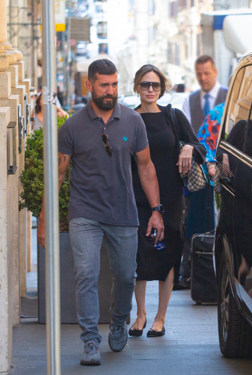 Angelina Jolie merge spre mașina care o aștepta în fața hotelului din Roma în care a fost cazată