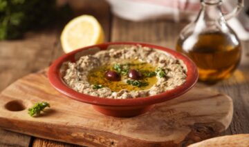 Bol cu salată de vinete din bucătăria orientală - Baba Ghanoush
