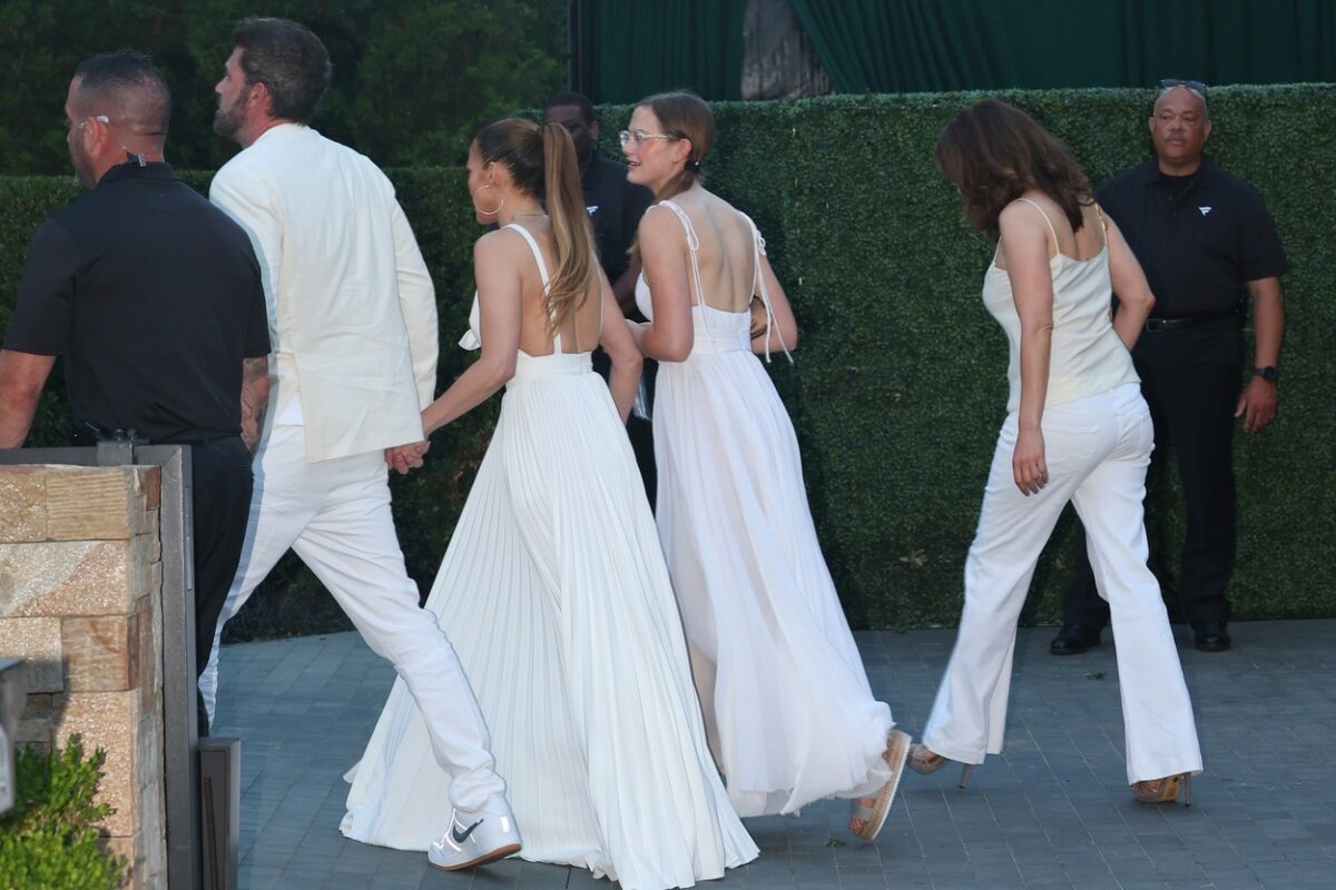 JLo, într-o rochie albă, la o petrecere cu vedete
