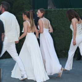 JLo, într-o rochie albă, la o petrecere cu vedete