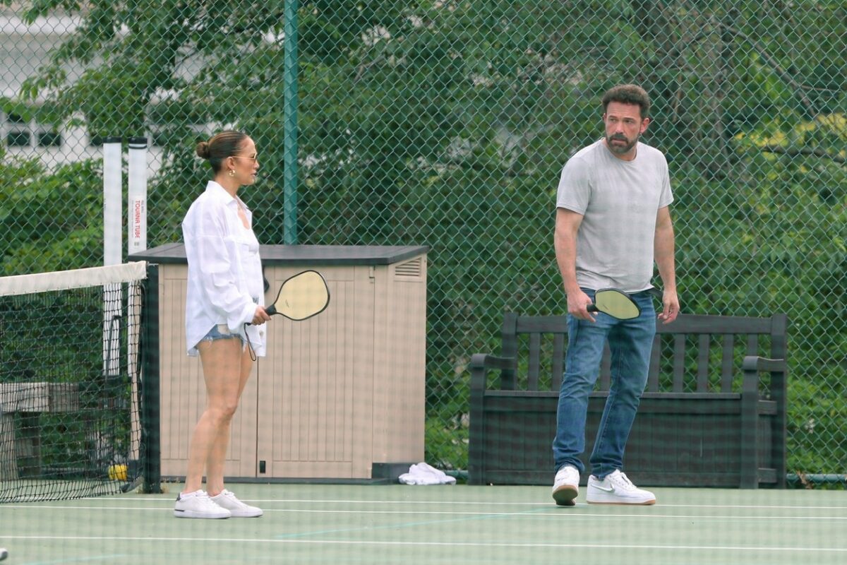 Ben Affleck și JLo, pe terenul de sport, în haine lejere
