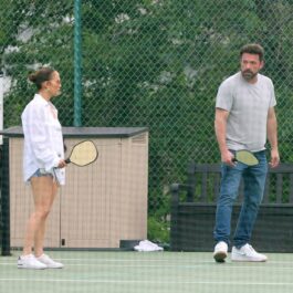 Ben Affleck și JLo, pe terenul de sport, în haine lejere