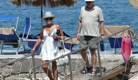 Brendan Fraser și Jeanne Moore au fost în vacanță pe Insula Ischia. Costumul de baie inedit purtat de iubita actorului a atras toate privirile
