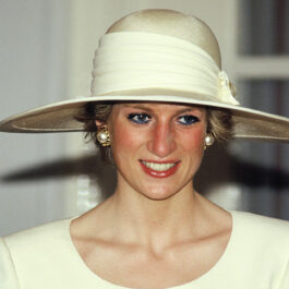 Prințesa Diana, într-o ținută de culoare albă, la un eveniment în Indonesia, cu pălărie pe cap