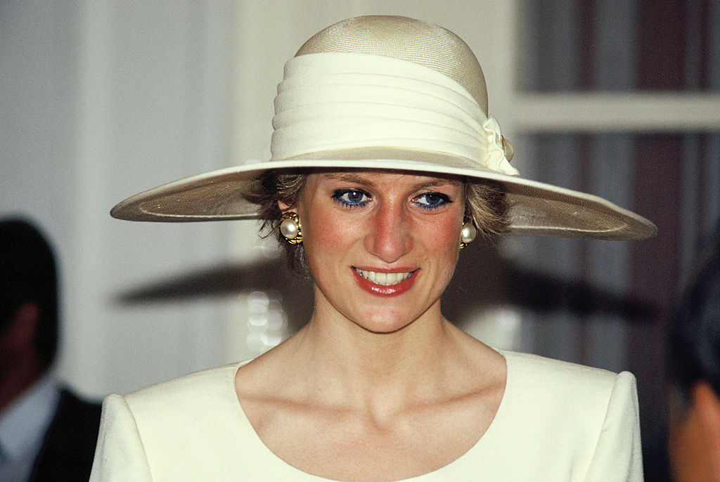 Prințesa Diana, într-o ținută de culoare albă, la un eveniment în Indonesia, cu pălărie pe cap
