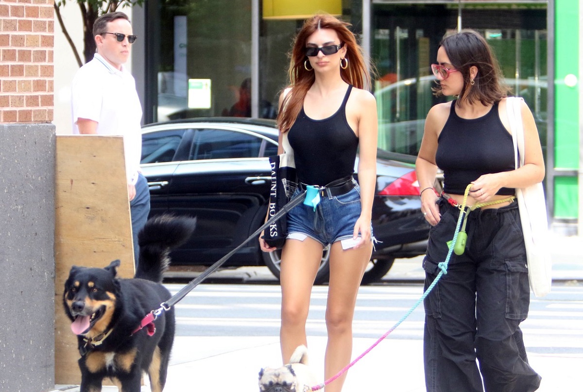 Emily Ratajkowski într-o ținută casual în timp ce îl plimbă pe Colombo alături de o prietenă care are și ea un câine