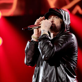 Eminem, pe scenă, fotografiat în timp ce cântă