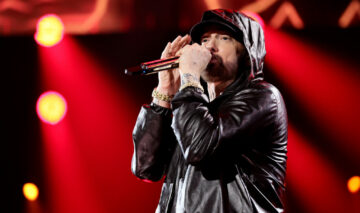 Eminem, pe scenă, fotografiat în timp ce cântă