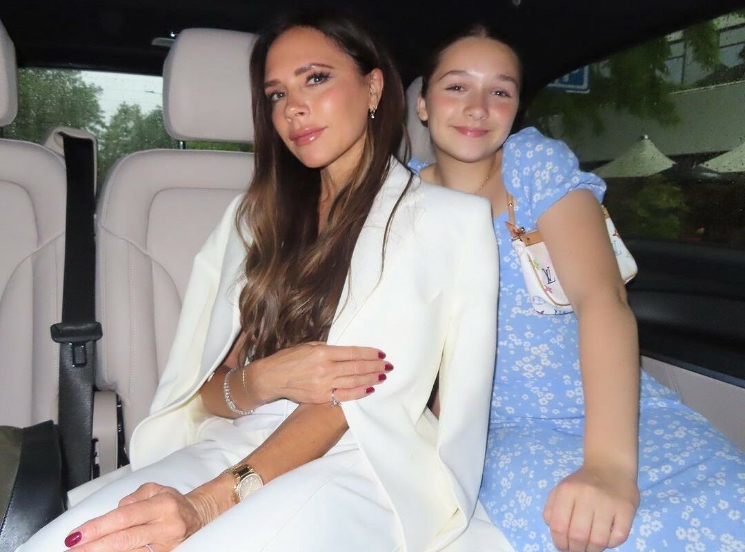 Harper Beckham, într-o rochie albastră, alături de mama sa, într-o mașină