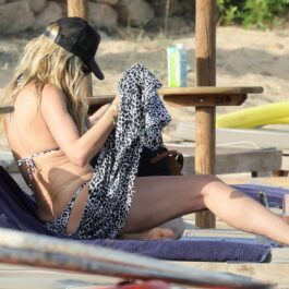 Heidi Klum în timp ce se acoperă cu un prosop pe plajă