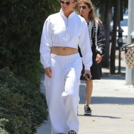 Jennifer Lopez într-o ținută sport, albă