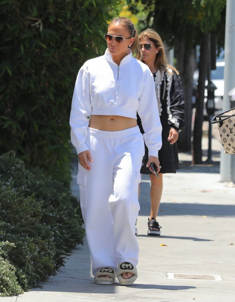 Jennifer Lopez într-o ținută sport, albă