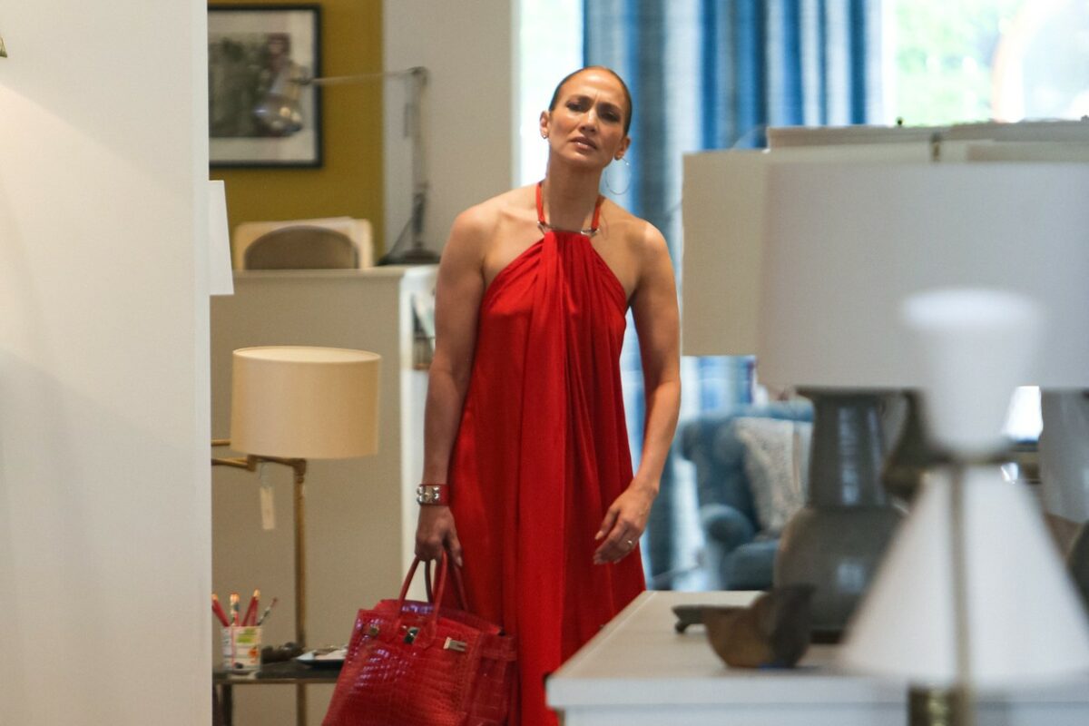 JLo, într-o rochie roșie, lungă, fotografiată într-un magazin