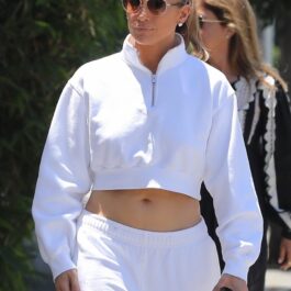 Jennifer Lopez cu abdomenul la vedere pe străzile din Los Angeles