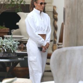 Jennifer Lopez într-un costum alb de sport