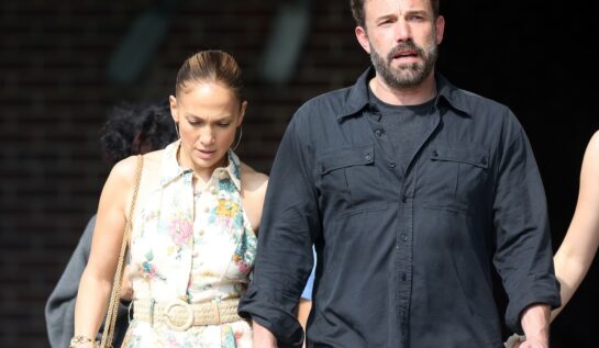 Jennifer Lopez și Ben Affleck se țin de mână în timp ce fac cumpărături. Cei doi au fost fotografiați în Hamptons cu copiii