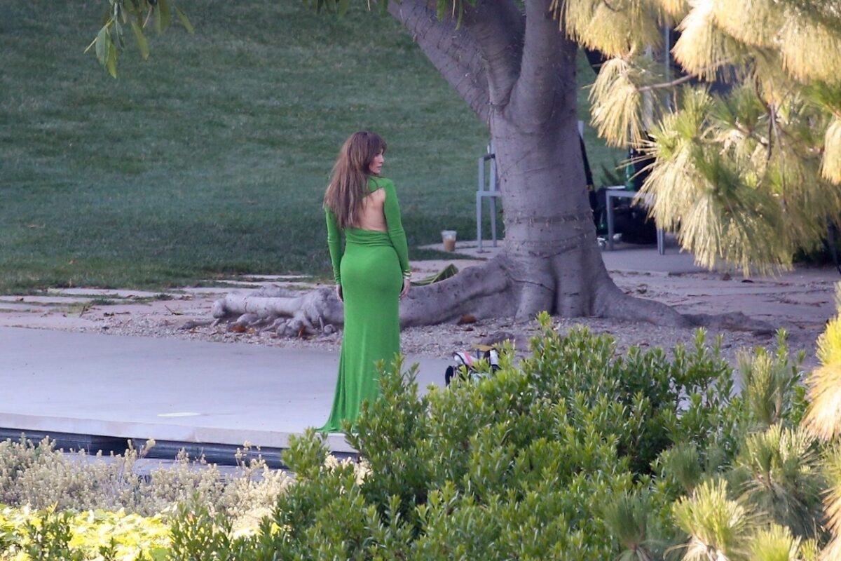 JLo, sexy, la o ședință foto, într-o rochie verde