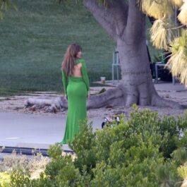 JLo, sexy, la o ședință foto, într-o rochie verde