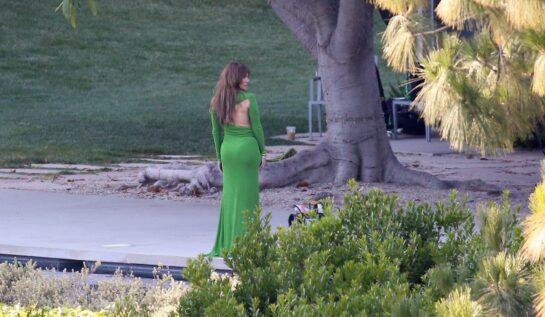 Jennifer Lopez și-a expus bustul într-o rochie verde. Artista a participat la o ședință foto în Hollywood Hills