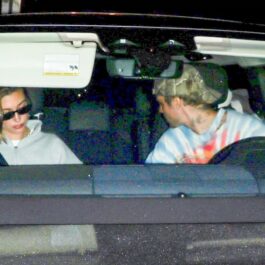 Hailey și Justin Bieber, fotografiați în mașină