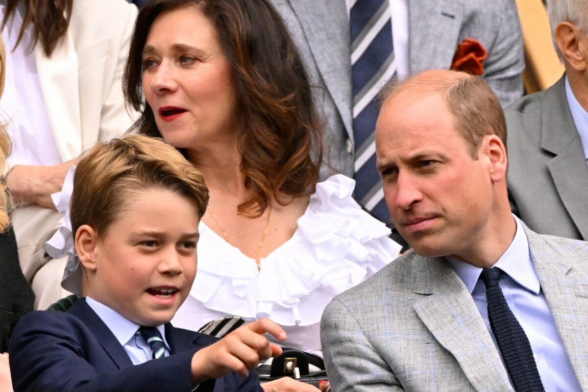 Prințul George, într-un costum închis la culoare, alături de tatăl său, în tribune la Wimbledon