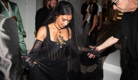 Kim Kardashian a purtat o ținută dramatică. Vedeta a participat la petrecerea unei case de modă