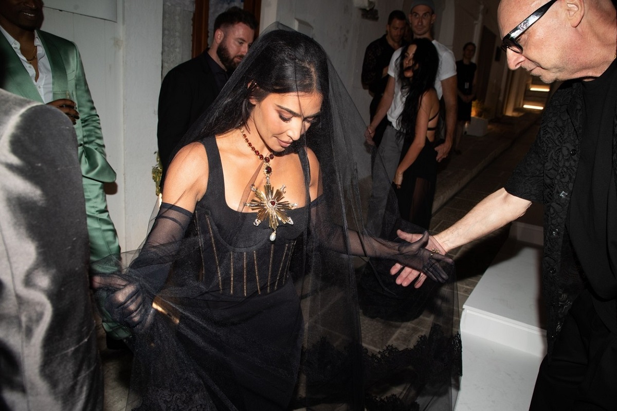 Kim Kardashian într-o ținută dramatică în timpul unei petreceri dată de o casă de modă