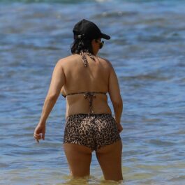 Kourtney Kardashian, fotografiată din spate, în timpul vacanței din Hawaii