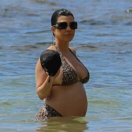 Kourtney Kardashian în timp ce se află în apă