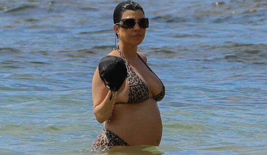 Kourtney Kardashian a mers la plajă în Hawaii. Vedeta și-a lăsat la vedere burtica de gravidă