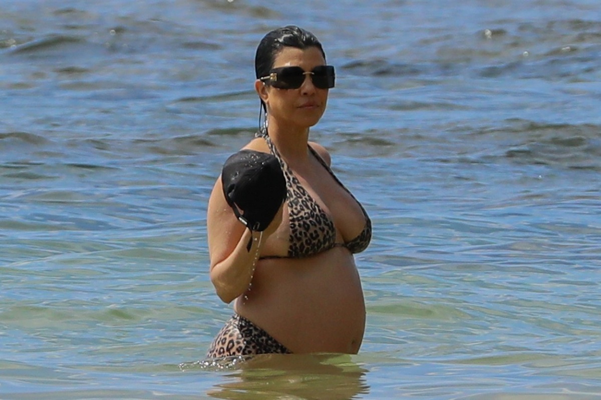 Kourtney Kardashian în timp ce se află în apă