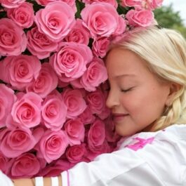 Copleșită de trăiri intense, Madonna îmbrățișează un buchet uriaș de trandafiri roz