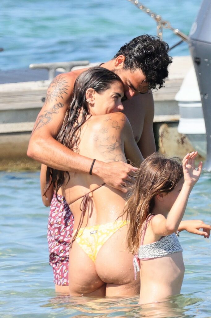 Matteo Berrettini, cu iubita în brațe, pe plajă în Sardinia
