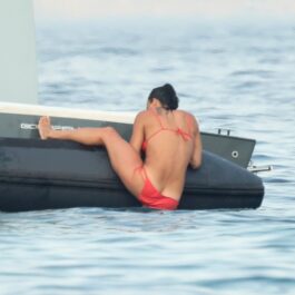 Michelle Rodriguez încercând să se urce pe o saltea gonflabilă