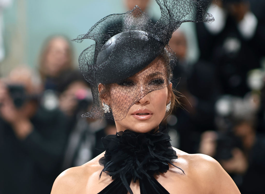 JLo, la Met Gala, într-o rochie neagră, cu o pălărie pe cap