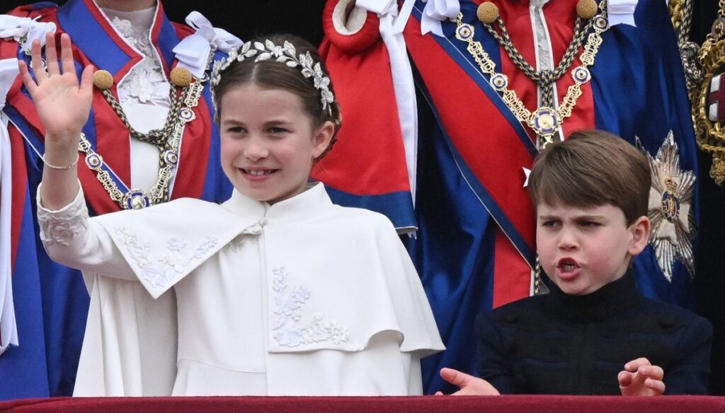 Prințesa Charlotte alături de Prințul Louis în timp ce fac cu mâna de la balconul Palatului Buckingham în ziua Încoronării Regelui Charles