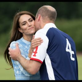 Kate Middleton și Prințul William își ofere sărutări pe obraz, la un joc de polo