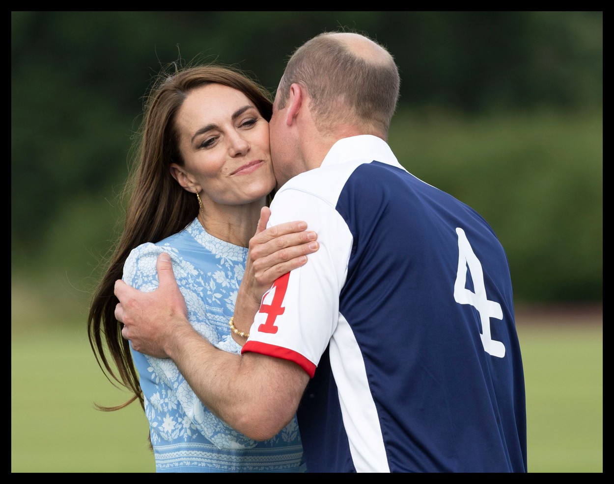 Kate Middleton și Prințul William își ofere sărutări pe obraz, la un joc de polo