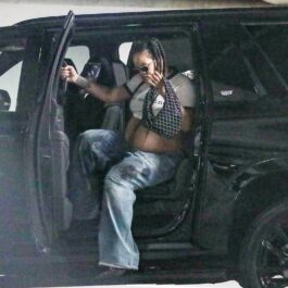 Rihanna în timp ce coboară din mașină
