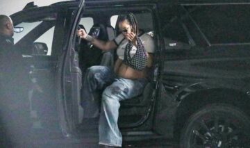 Rihanna în timp ce coboară din mașină