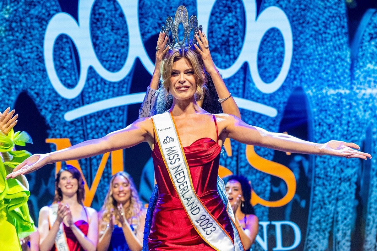 Rikkie Valerie Kolle în timp ce primește coroana Miss Olanda 2023