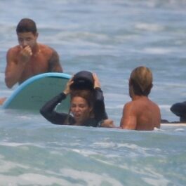 Shakira, în apă, în timp ce ăși face antrenamentele de surf