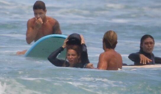 Shakira a căzut pe plajă. Artista a fost salvată de instructorul ei de surf