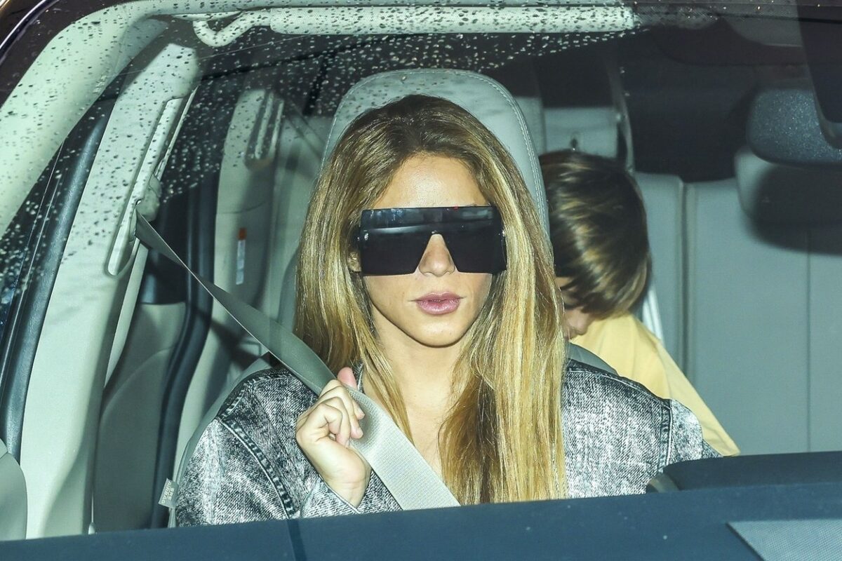 Shakira, în mașină, cu ochelari de soare cu rame negre, supradimensionați