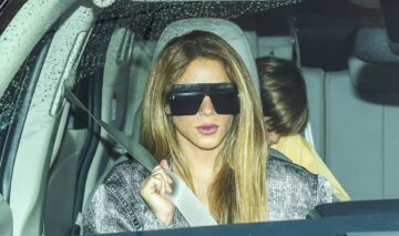 Shakira, în mașină, cu ochelari de soare cu rame negre, supradimensionați