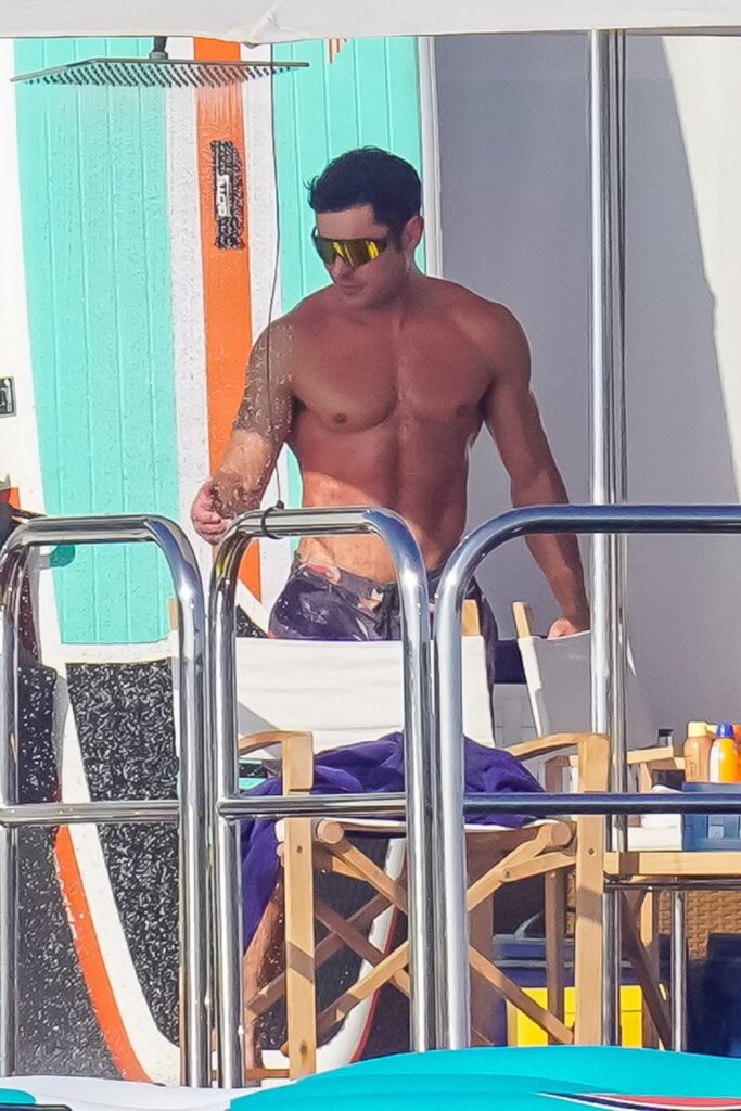 Zac Efron în timp ce face plajă pe un iaht în St. Tropez