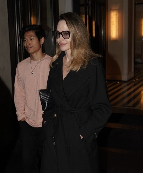 Angelina Jolie, într-o ținută de culoare neagră, în New York, alături de Pax