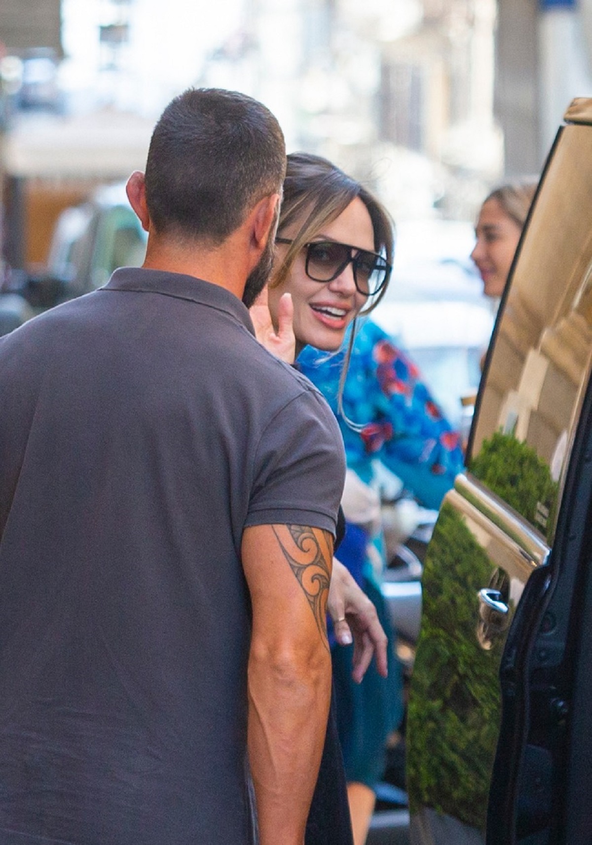Înainte să se urce în mașină, Angelina Jolie a zâmbit spre jurnaliști și le-a făcut cu mâna